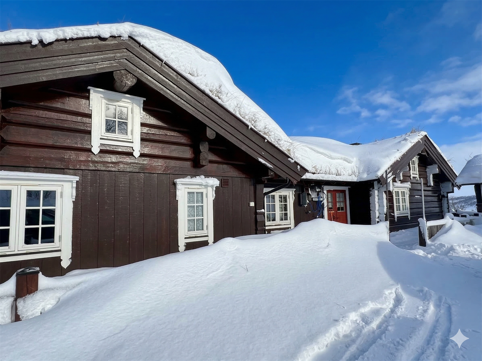 Tradisjonell og solid bygningskropp med en kombinasjon av laftet tømmer og stående trekledning. Galleribilde