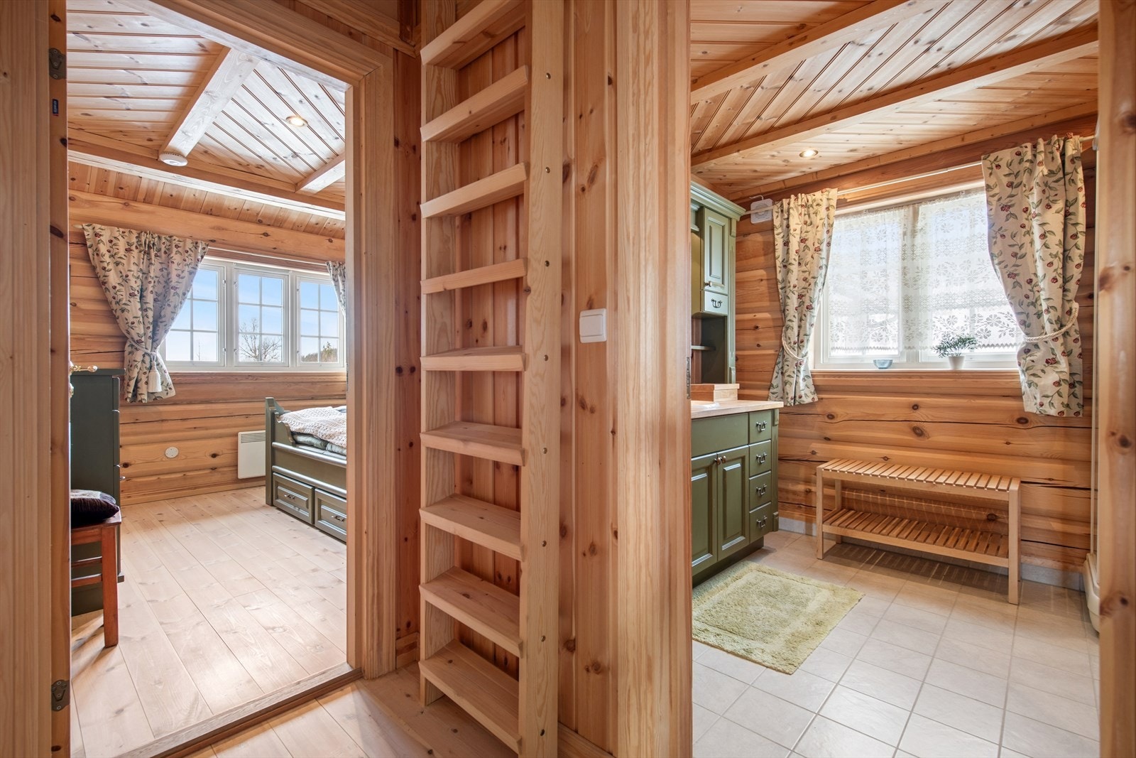 Gangen binder sammen soveromsavdelingen, hems og badet. Galleribilde