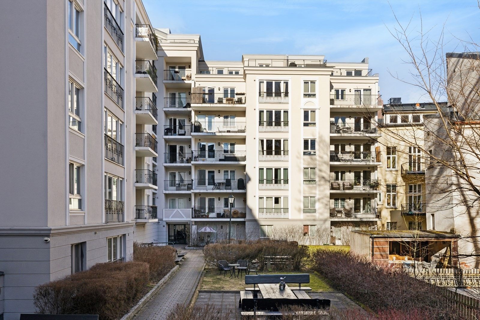 Bakgård. Galleribilde