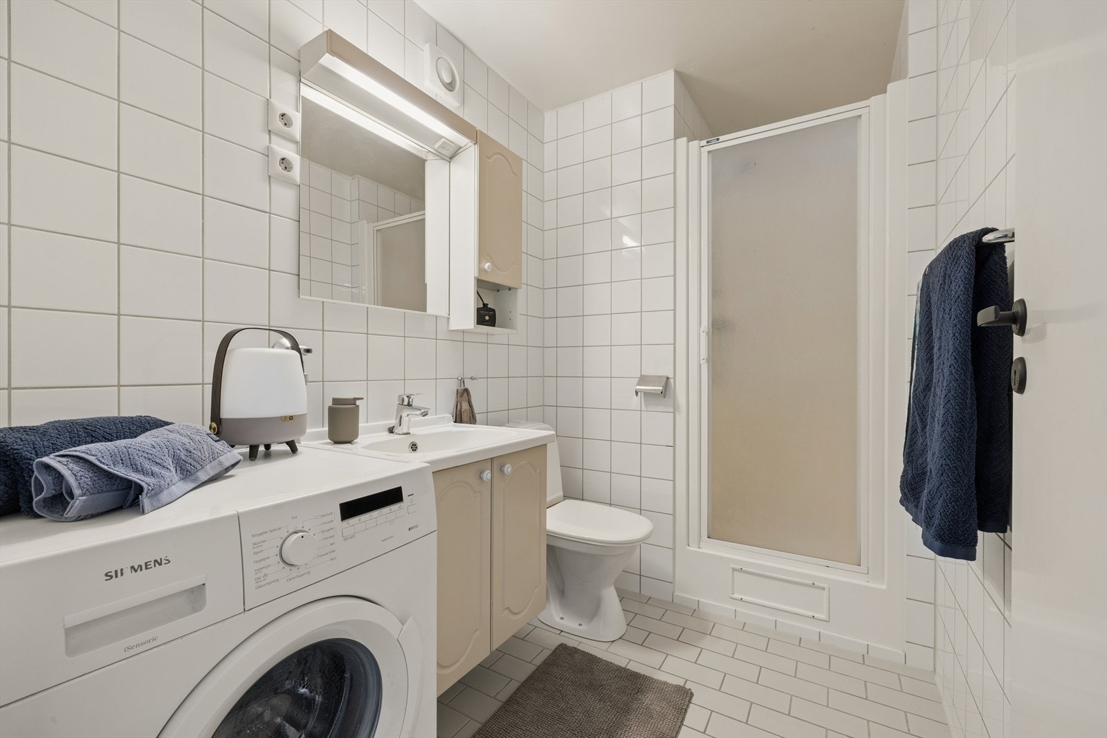Av god størrelse med dusjkabinett, servantinnredning, gulvstående toalett samt opplegg for vaskemaskin. Galleribilde