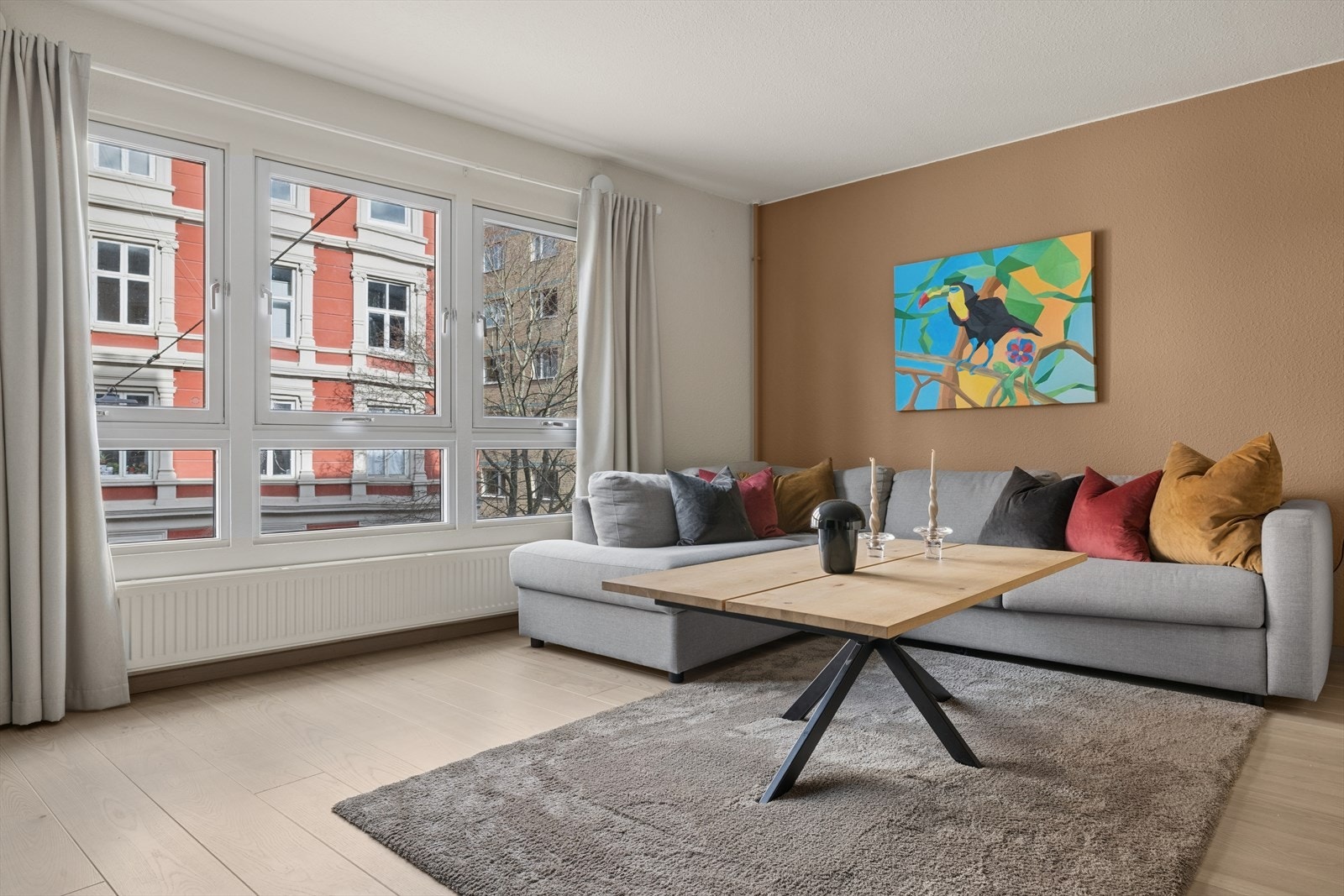 Generøse vindusflater som gir rikelig med lysinnslipp. Galleribilde