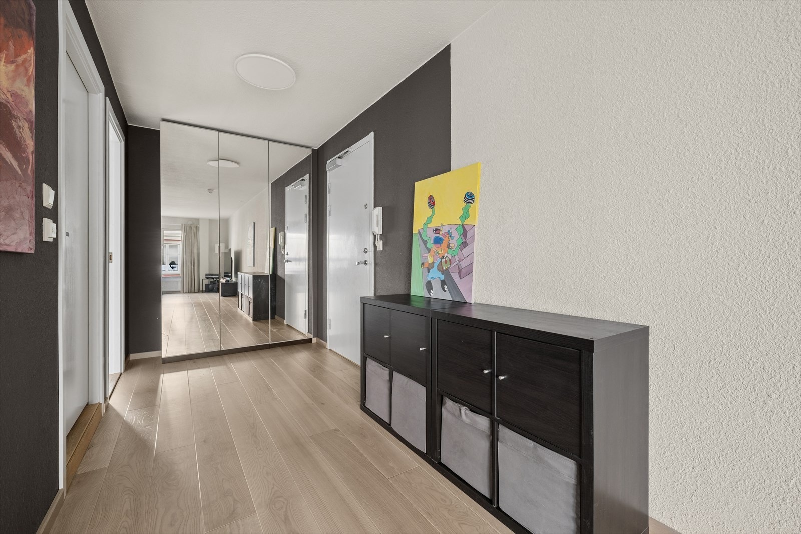 Innbydende entré med plass til garderobeskap. Galleribilde