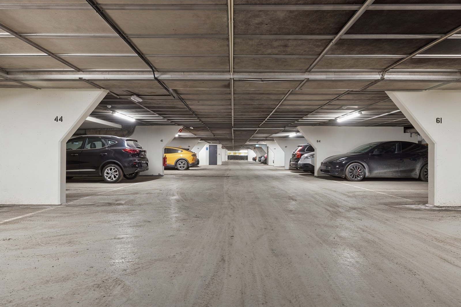 Garasjeanlegg i kjeller. Det medfølger ingen plass med leiligheten. Galleribilde