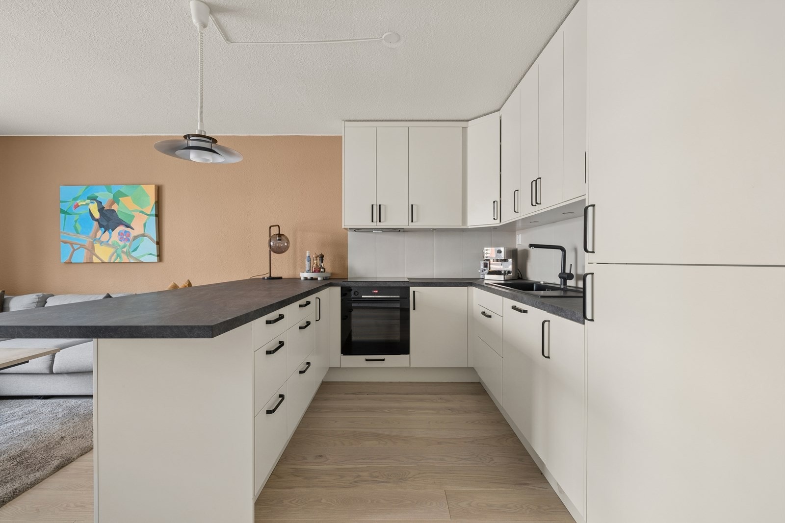 Med lyse slette fronter og en slitesterk laminat benkeplate. Galleribilde