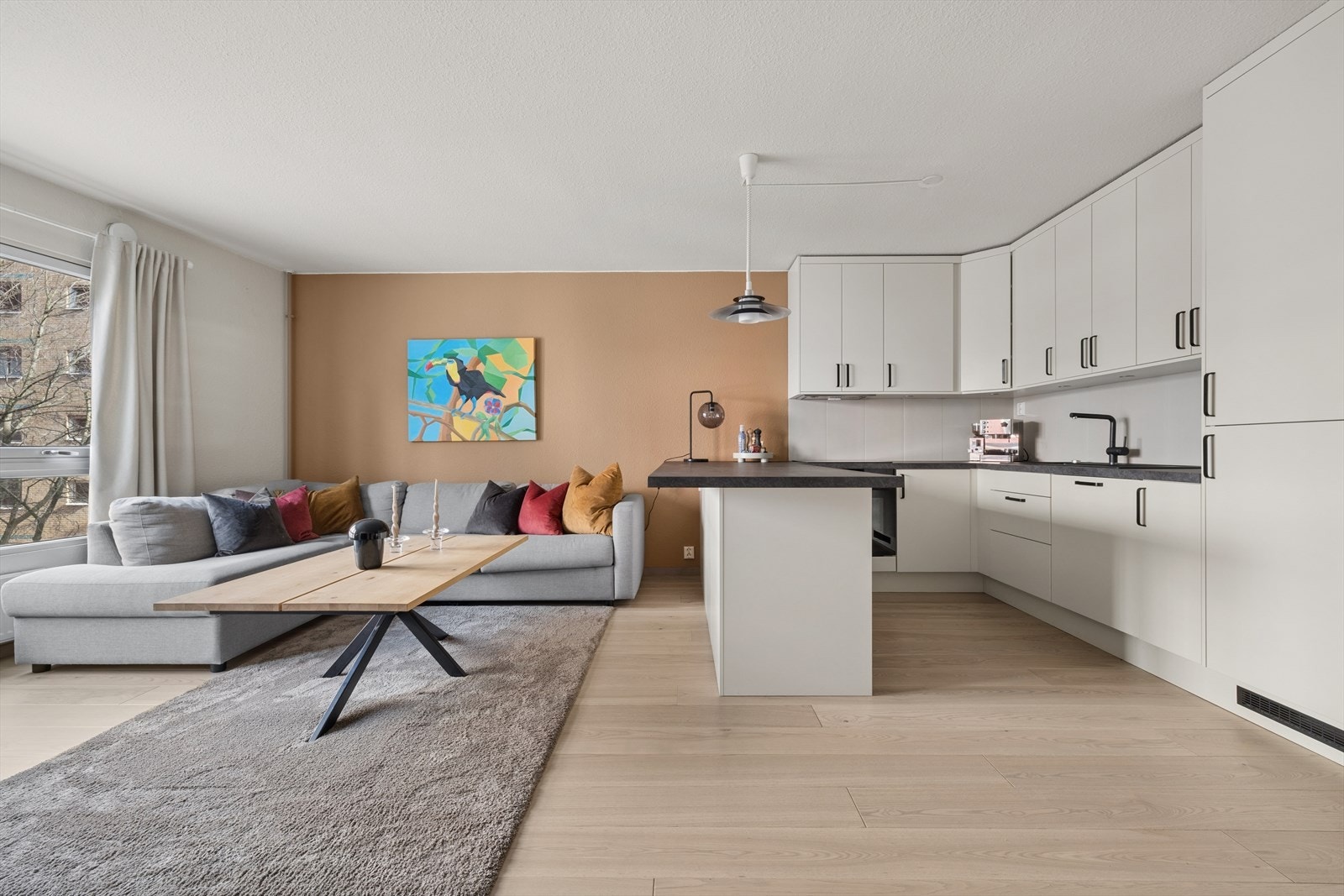 Lys og luftig stue med plass til sofa og spisebord. Galleribilde