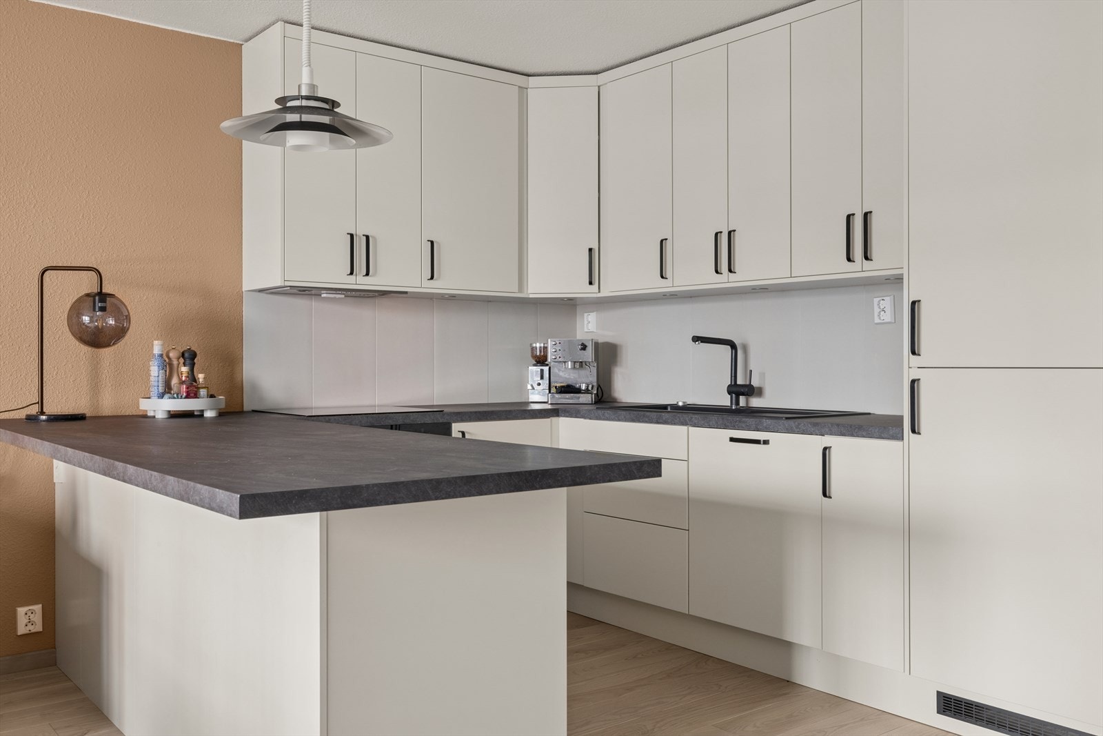 Rikelig med skap- og benkeplass. Galleribilde