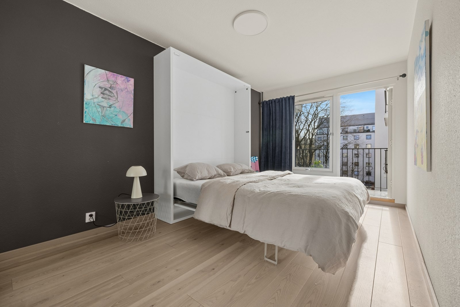 Rommet vender mot bakgård med tilgang til balkongen. Galleribilde