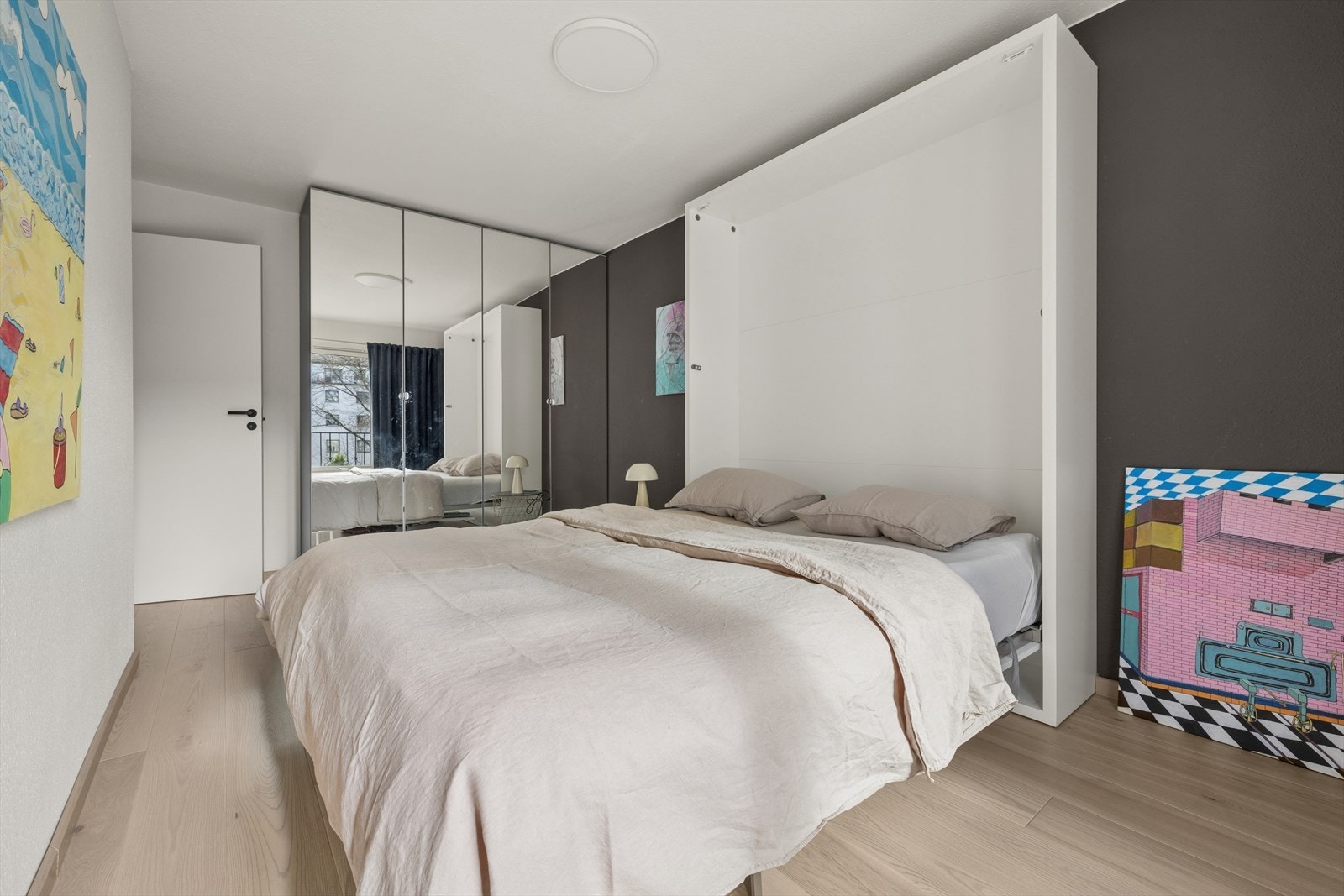 Soverommet er romslig med god plass til dobbeltseng og garderobe. Galleribilde