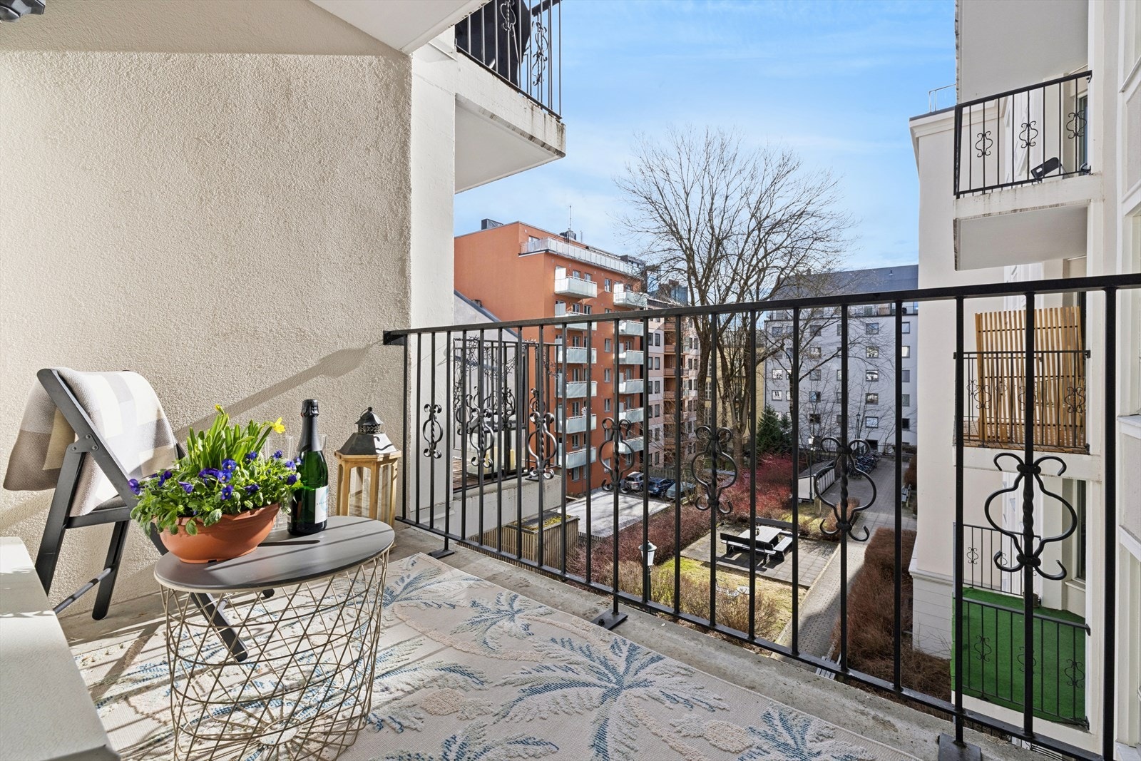 Leiligheten befinner seg i 3. etasje i bygg fra 1997 med heis. Galleribilde