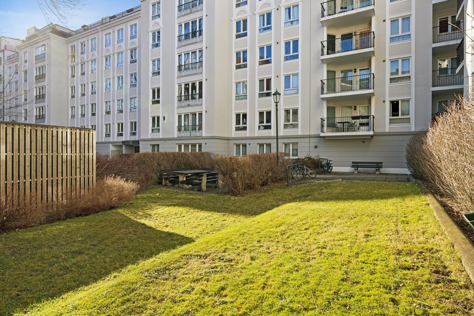 Sameiets bakgård er pent opparbeidet med gressplen, beplantning og sittegrupper. Galleribilde