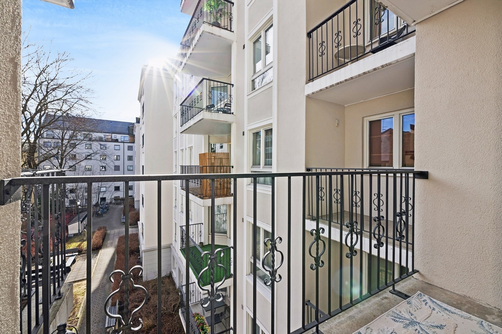 Fra soverommet er det tilgang på sørvestvendt balkong mot hyggelig gårdsrom. Galleribilde