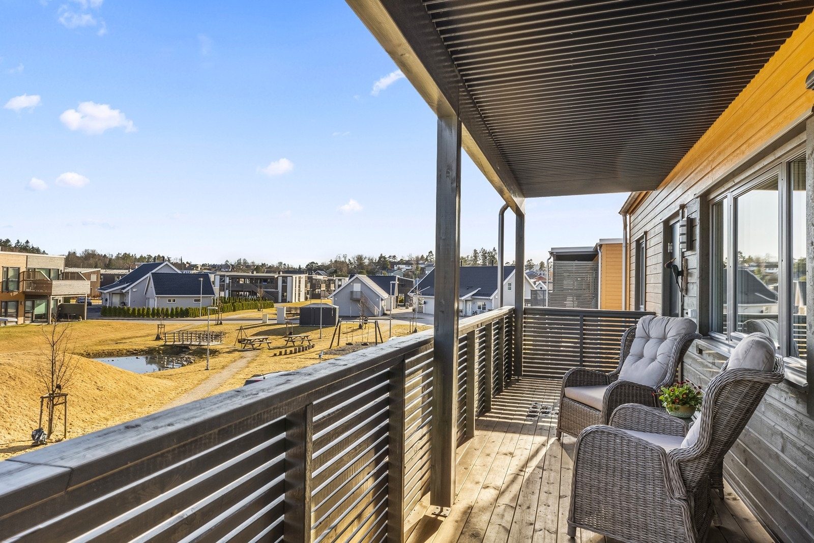 Fra stuen er det utgang til en terrasse på 10 m² med god plass til utemøbler. Galleribilde