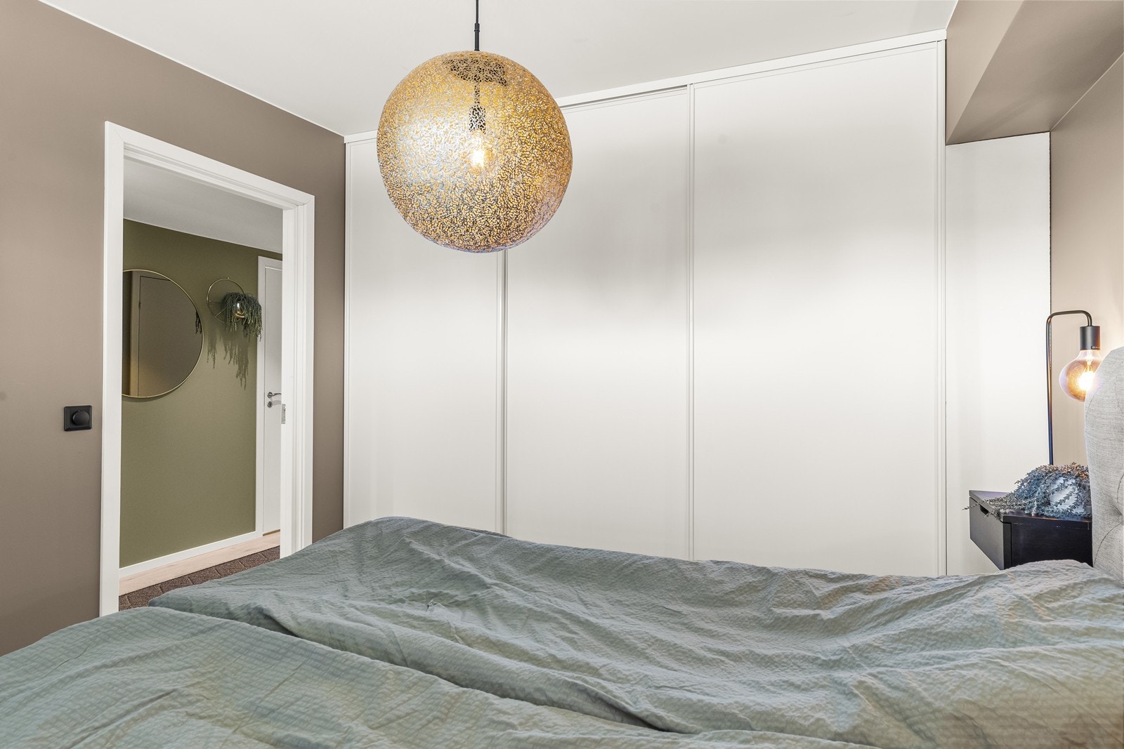 En romslig skyvedørsgarderobe gir rikelig med oppbevaringsplass på hovedsoverommet. Galleribilde