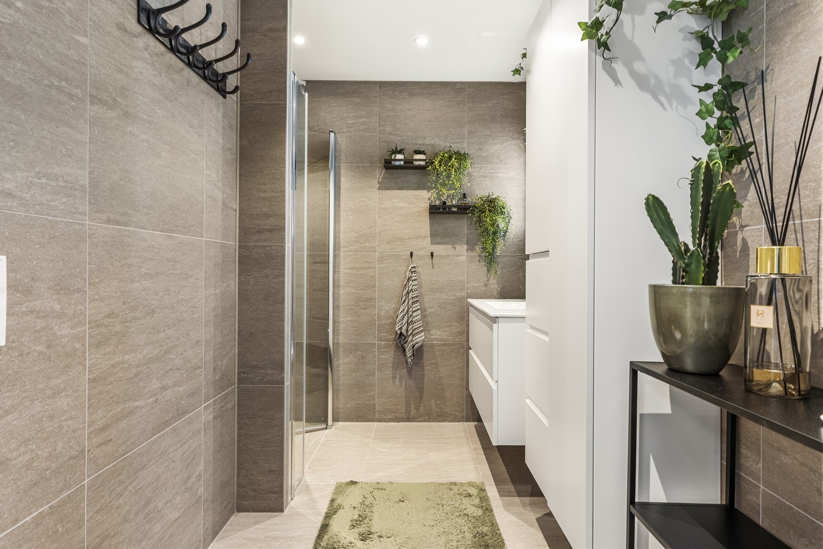 Badet er fra byggeåret 2022, med tidløse, delikate fliser på gulv og vegger. Galleribilde