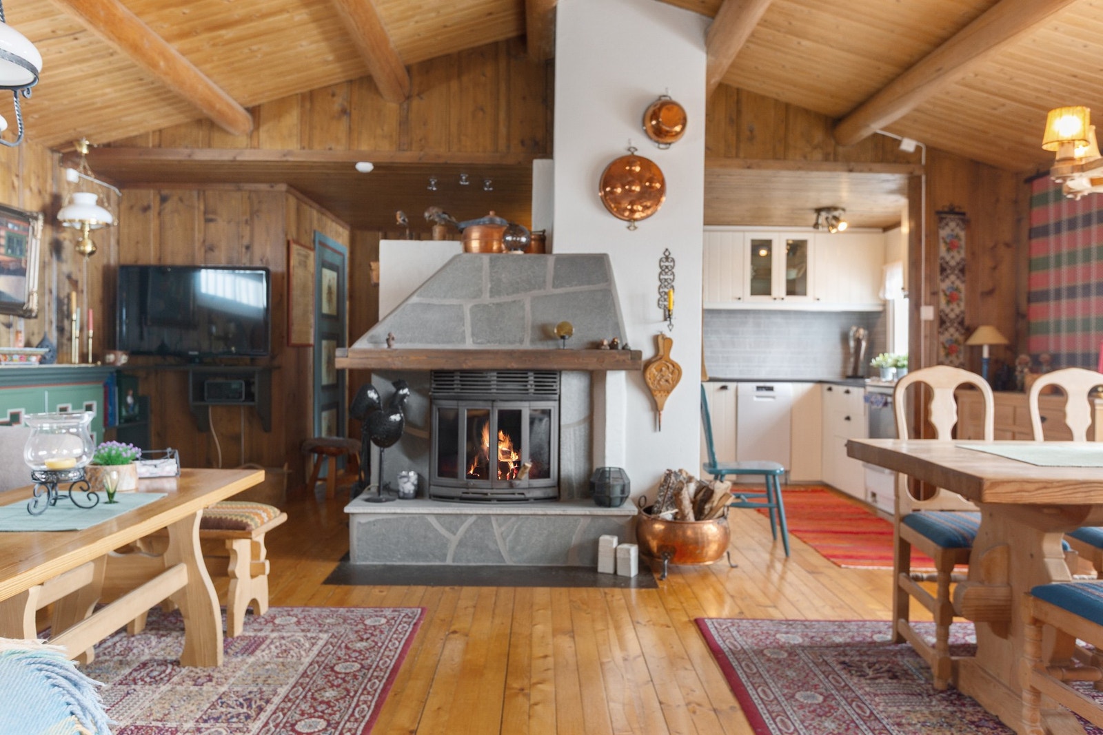 Åpen og sosial løsning mellom stue, spisestue og kjøkken. Galleribilde