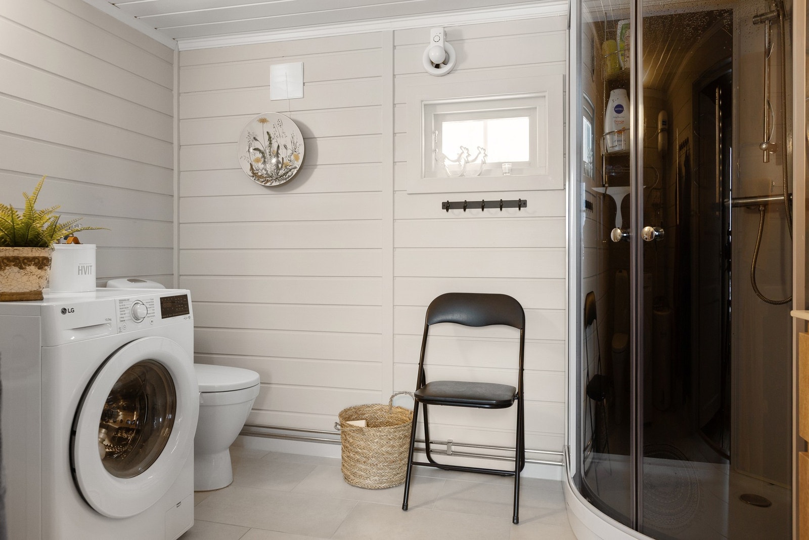 Badet har servantinnredning, dusjkabinett og toalett, samt opplegg for vaskemaskin. Galleribilde