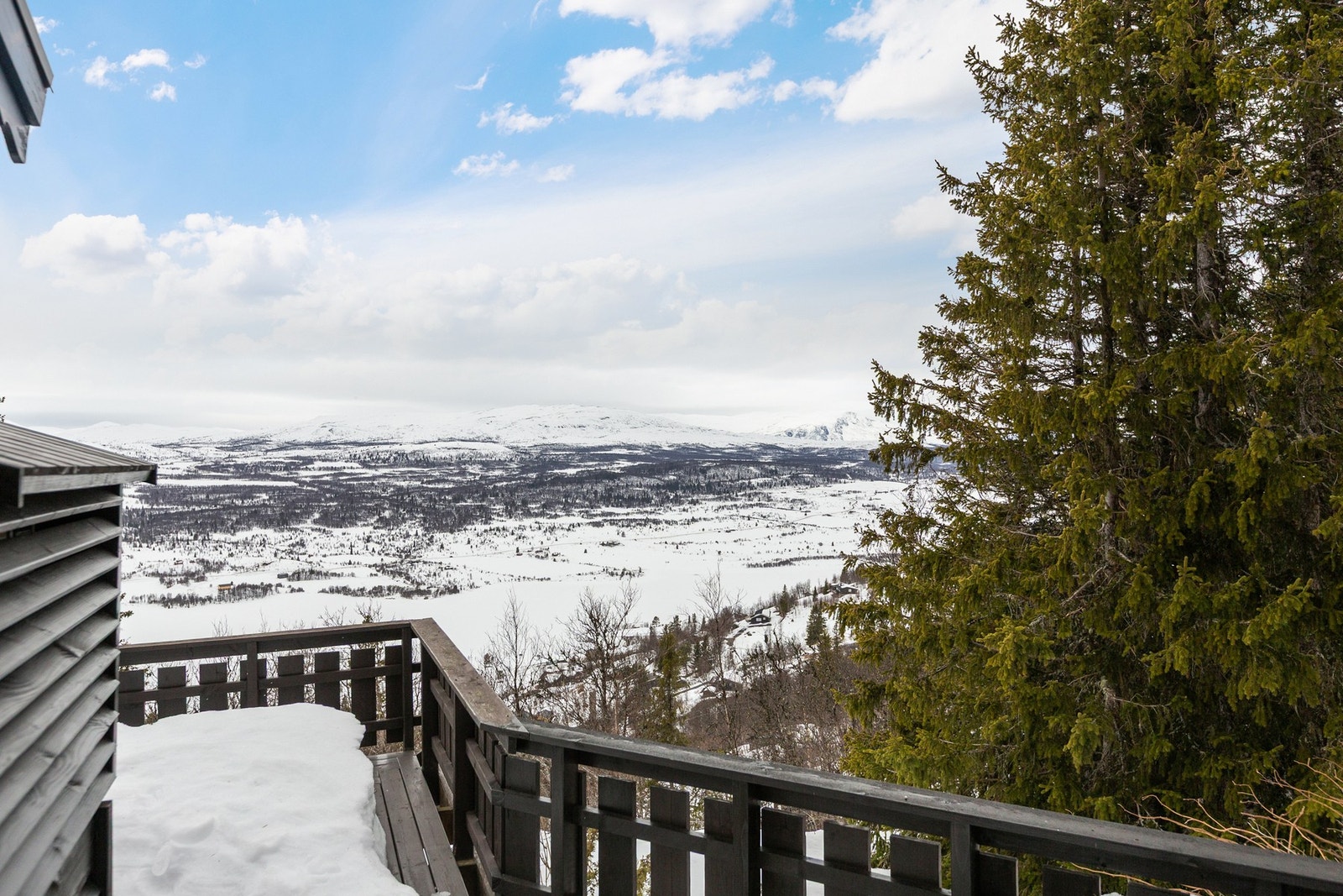 Fra terrassen er det flott utsikt. Galleribilde