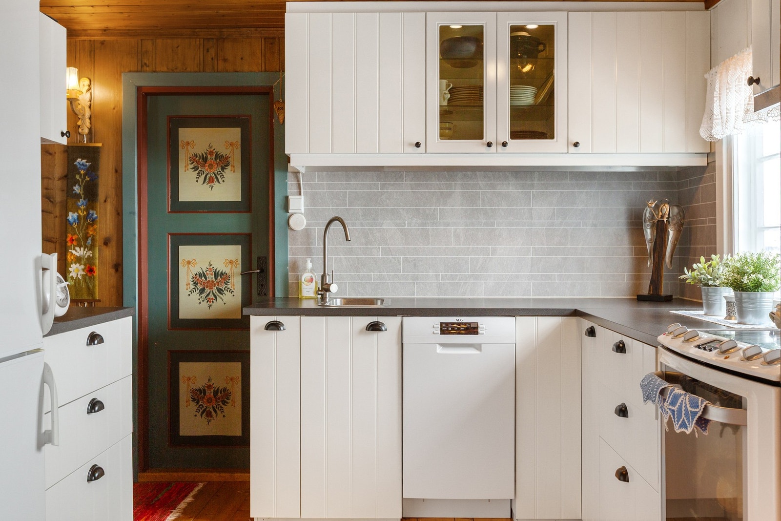 Enkel oppvaskkum nedfelt i laminat benkeplate. Galleribilde