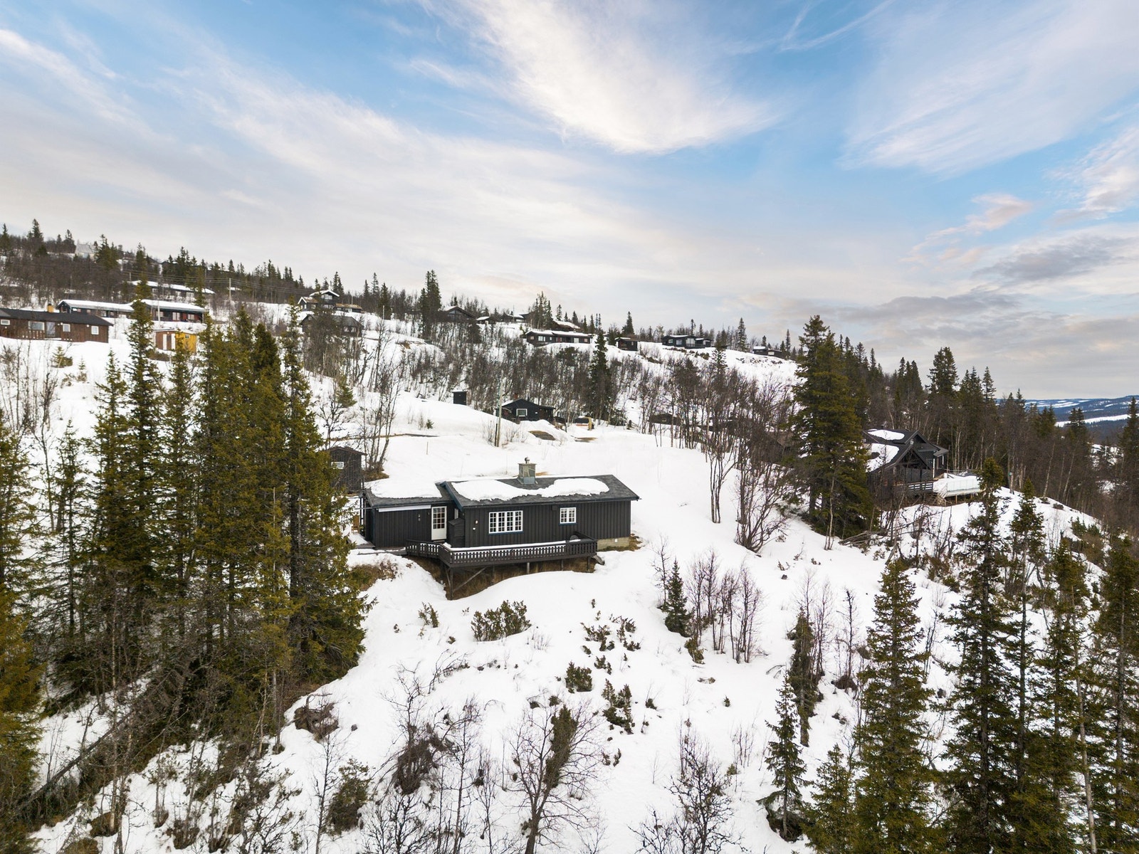 Eiendommen er beliggende mot Ålfjell ved Vaset, med gode solforhold og vid, flott utsikt. Galleribilde