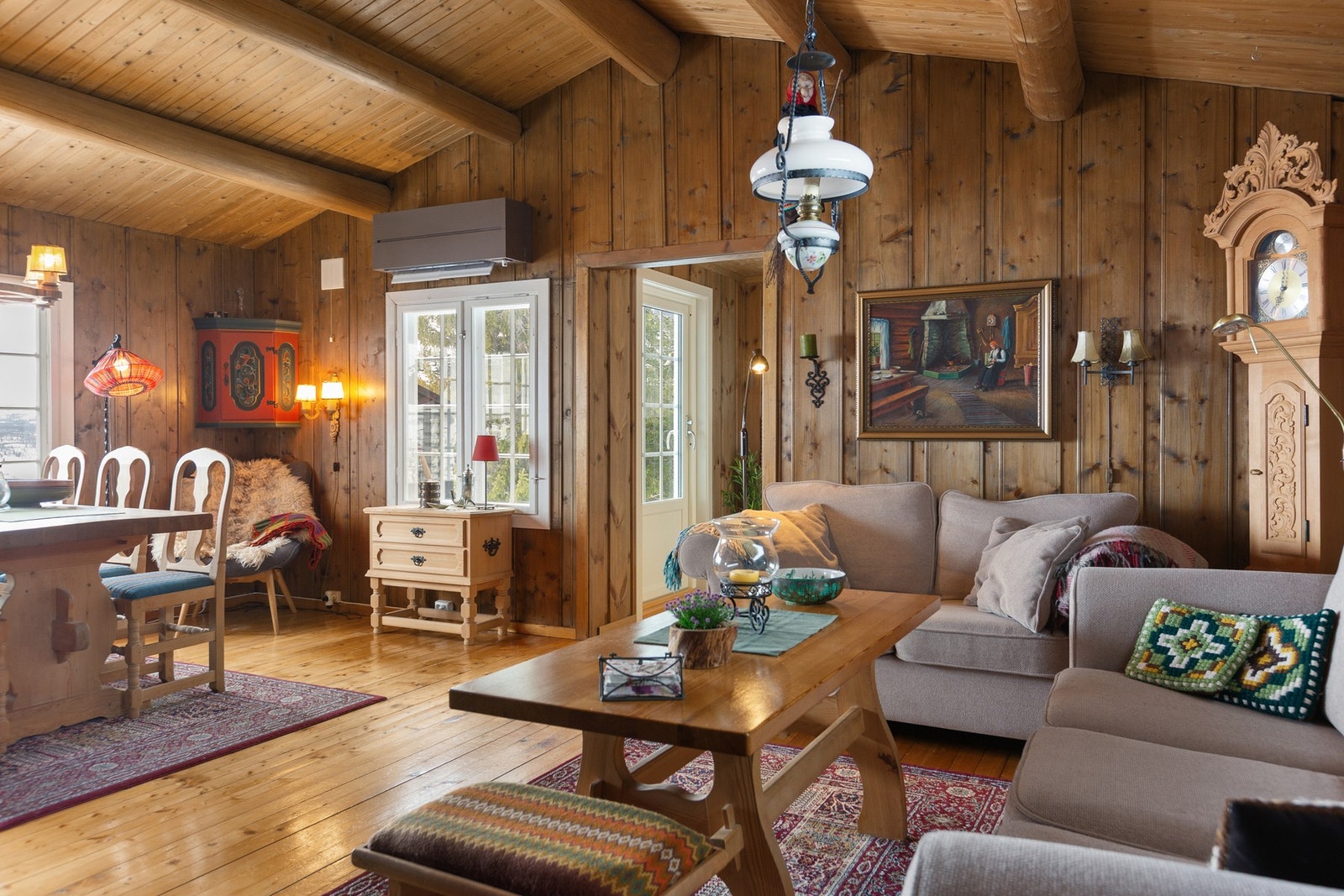 Stuen har rausta himling, som gir en god og luftig romfølelse. Galleribilde