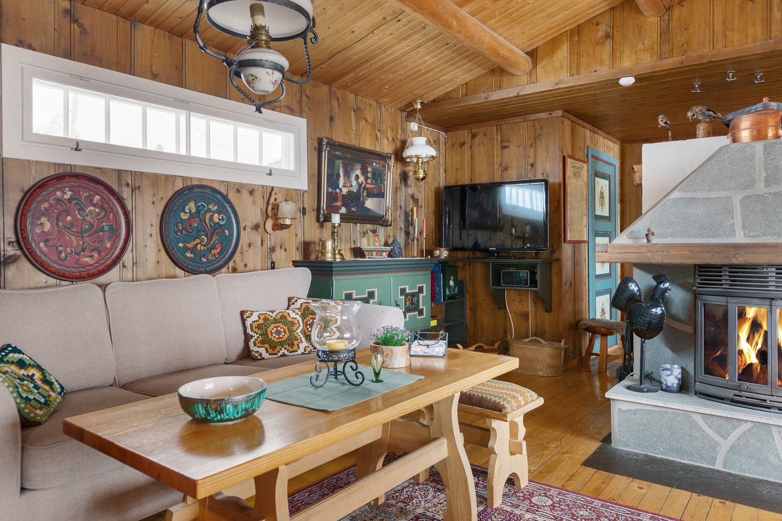 Plassmurt peis med innsats, for kos og god varme. Galleribilde