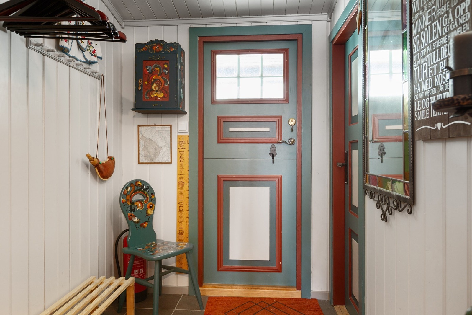 Velkommen inn! Gang med plass for å henge fra seg yttertøyet. Galleribilde