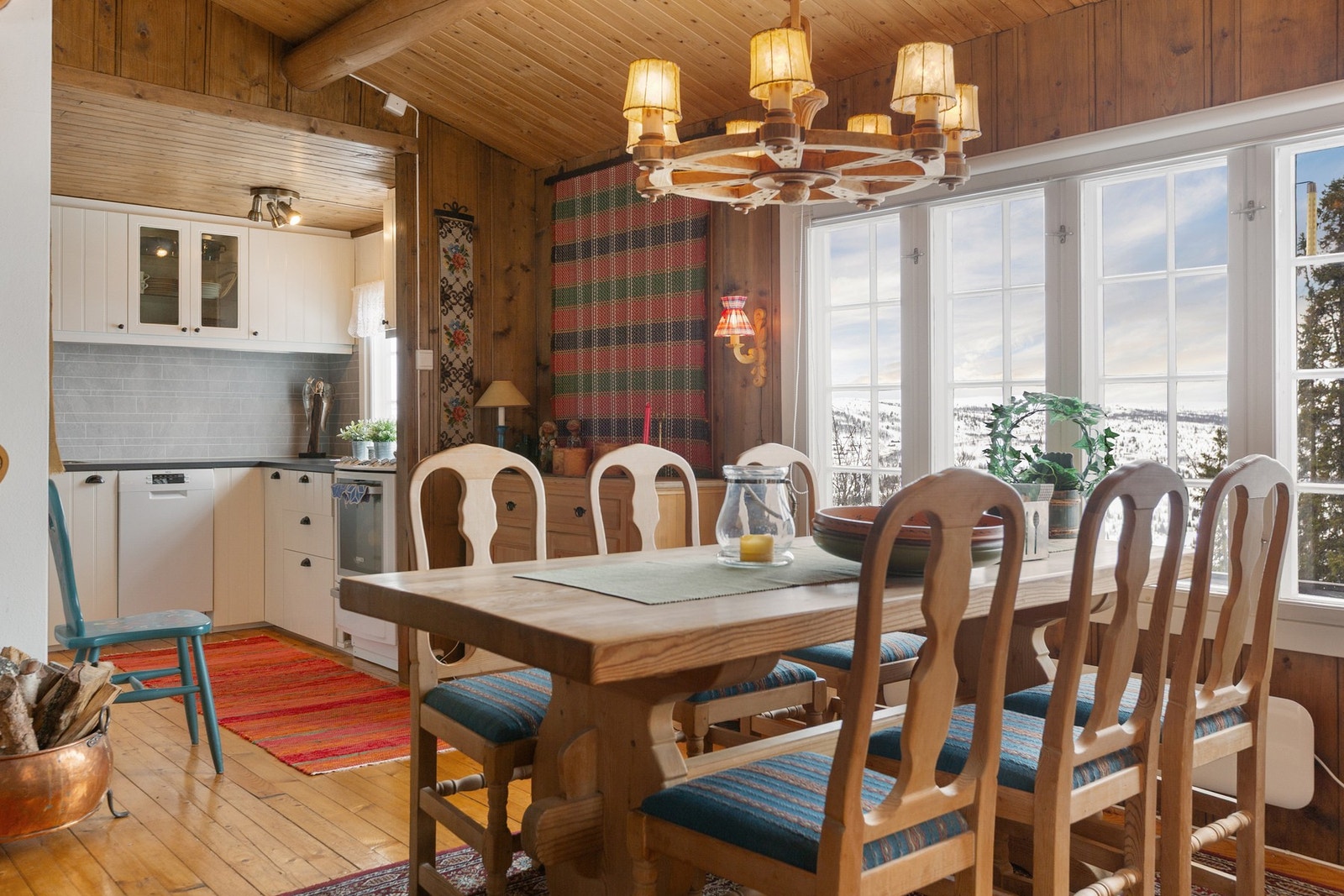 Fra spiseplassen er det nydelig utsikt gjennom store vindusflater. Galleribilde