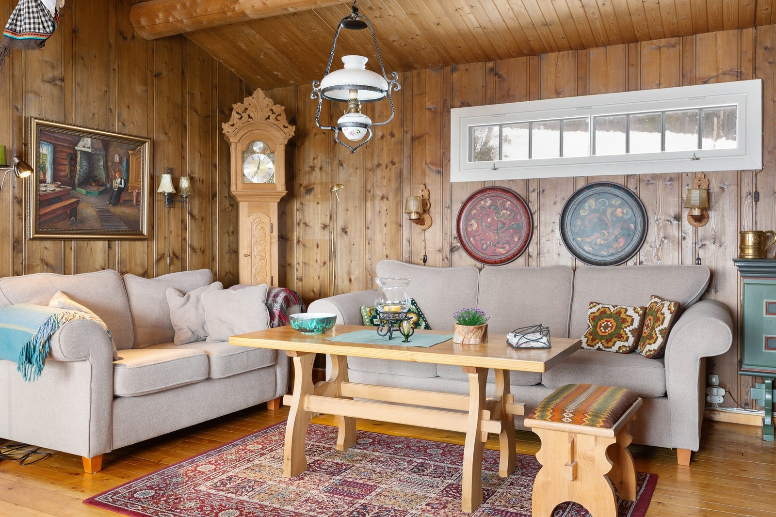 Beiset panel i lune fjellfarger. Galleribilde