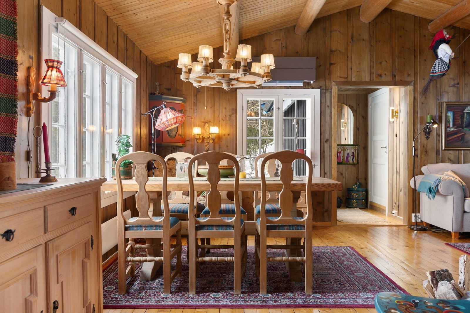 Plass for både salong og en spisegruppe for små og store lag. Galleribilde