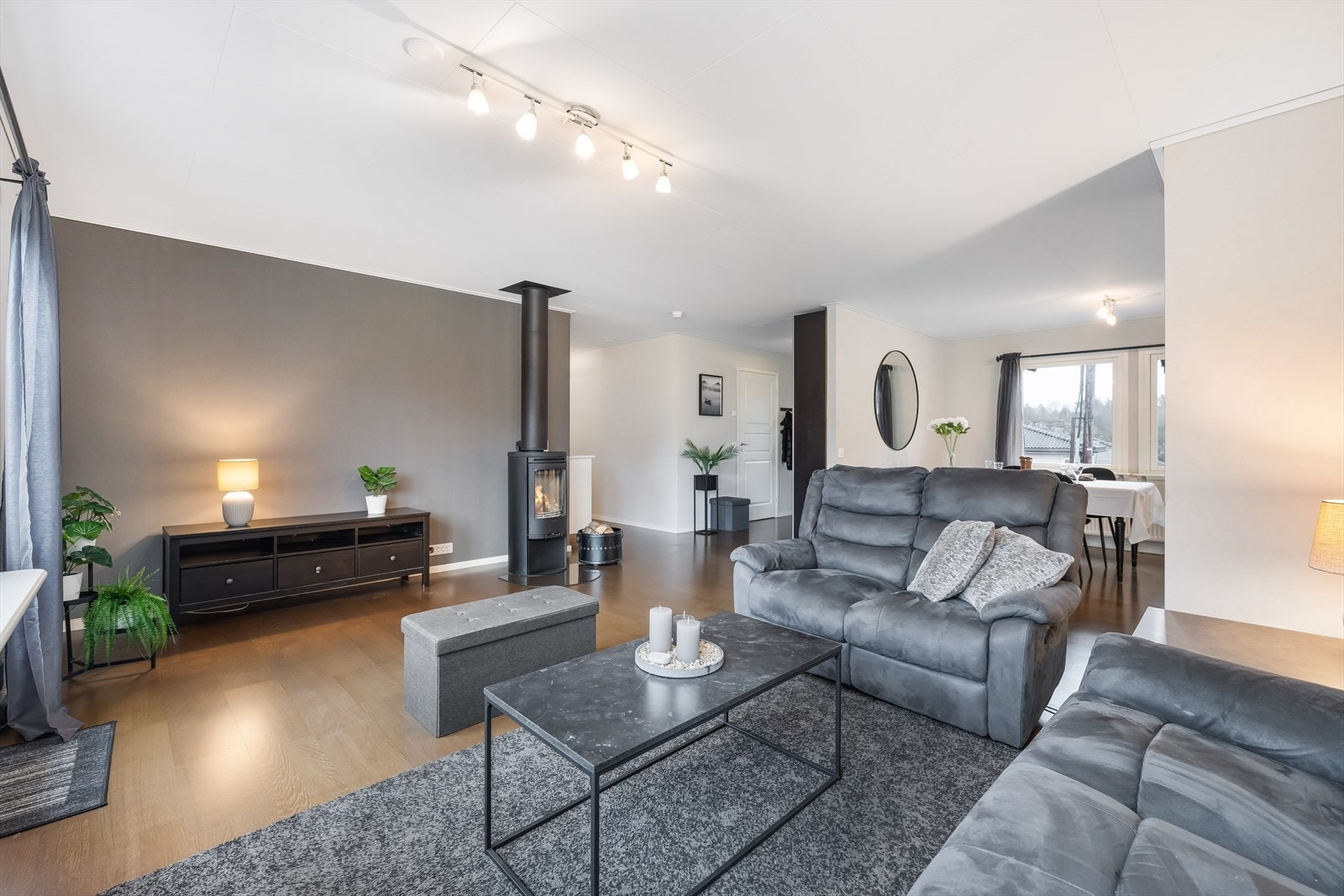 Stuedelen har god plass til sofa med tilhørende stuebord, TV-møblement og øvrig innredning etter behov. Galleribilde