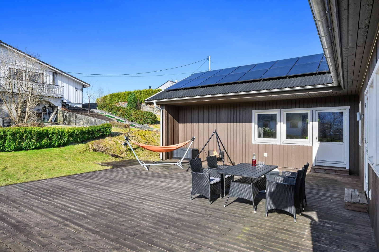 Pent opparbeidet hage med stor terrasse. Galleribilde