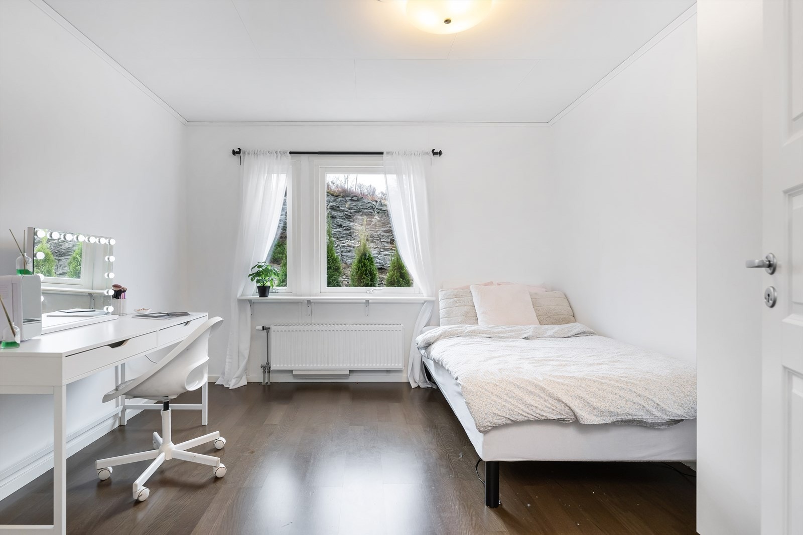De øvrige tre soverommene har gode størrelser, og egner seg godt som barnerom, gjesterom, kontor eller hobbyrom. Galleribilde