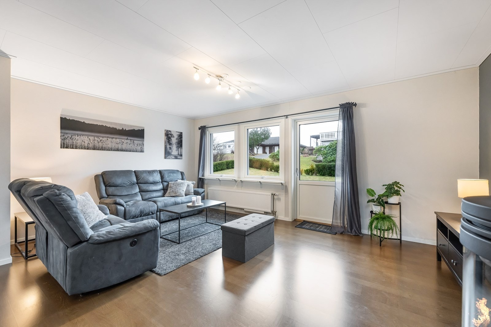 Fra stuen er det utgang til den trivelige hagen Galleribilde