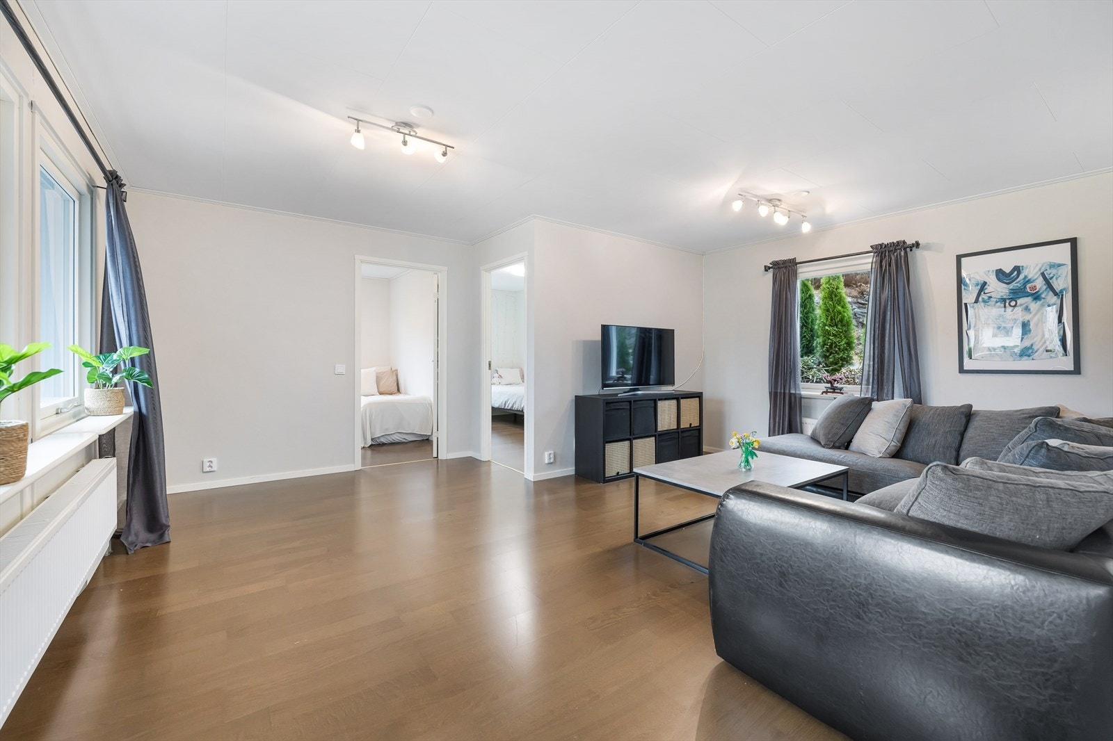 I tillegg til hovedstue har boligen en ekstra stue/allrom i tilknytning til soverommene - perfekt som TV-stue, lekerom eller hjemmekontor. Galleribilde