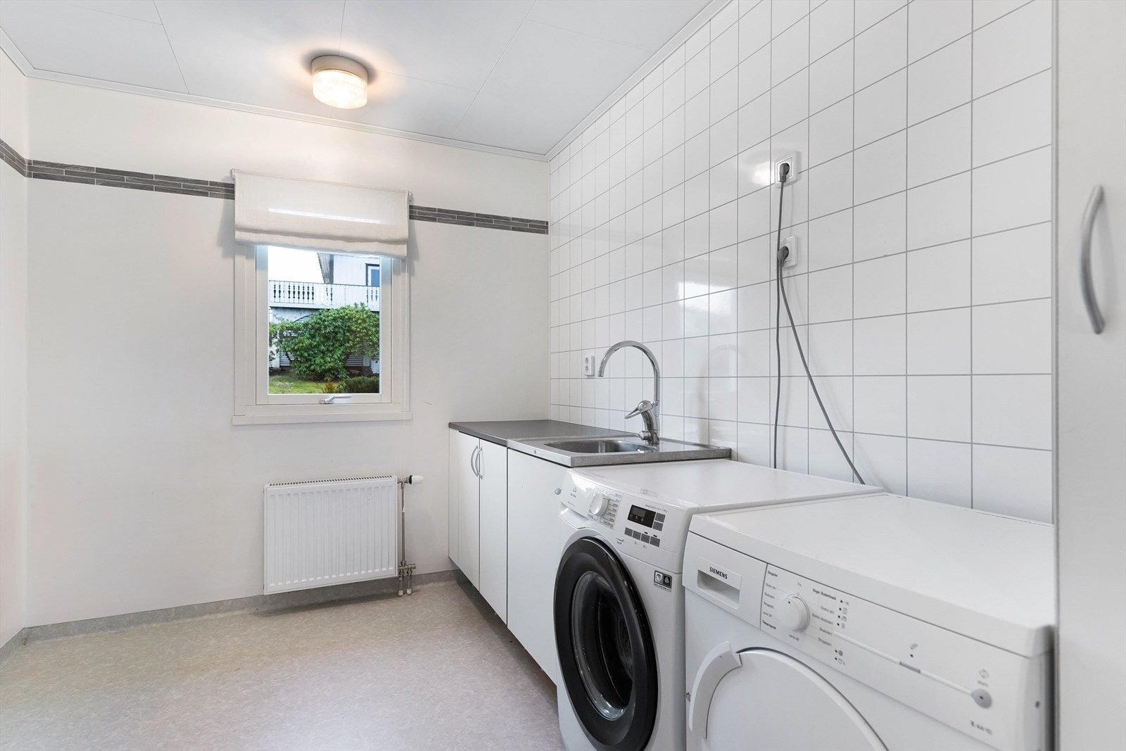 Rommet er utstyrt med stålvask, opplegg for vaskemaskin og har god plass til skap og tørkestativ. Galleribilde