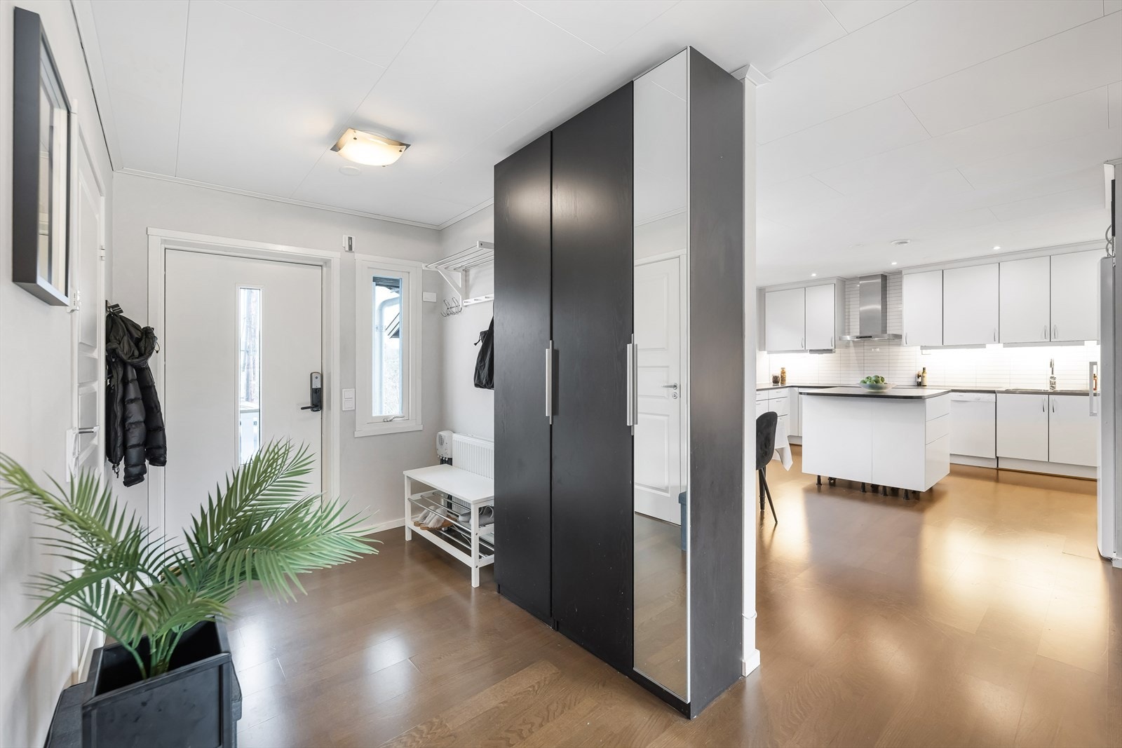 Fin entré/gang med god plass til garderobeløsning for yttertøy og sko. Galleribilde