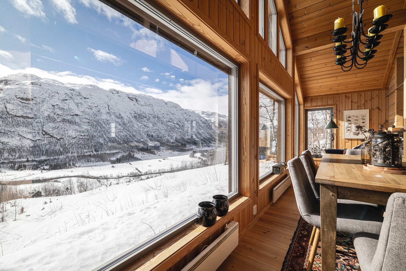Hytta ligger lunt vinklet mot vest og har en praktfull utsikt mot fjellpanoramaen! Galleribilde