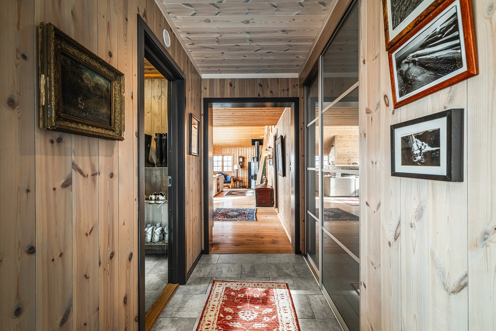 Gang med garderobe og vaskerom til venstre i bilde. Galleribilde