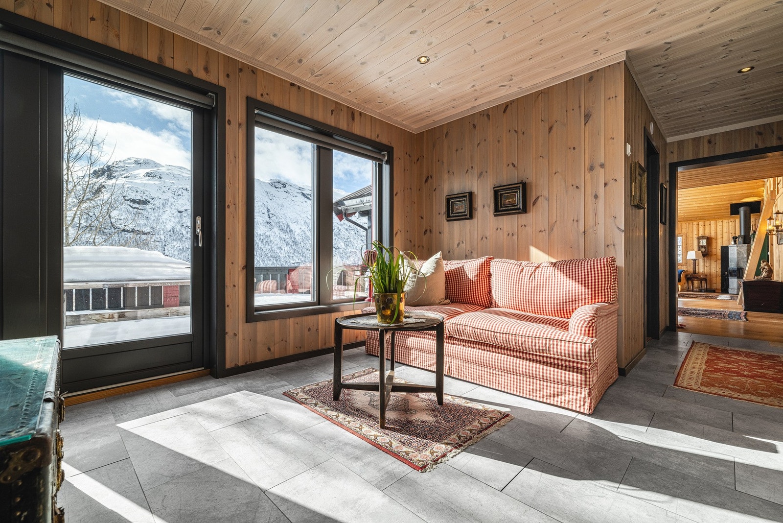 Gjestestue og hall med utgang til terrrasse. Galleribilde