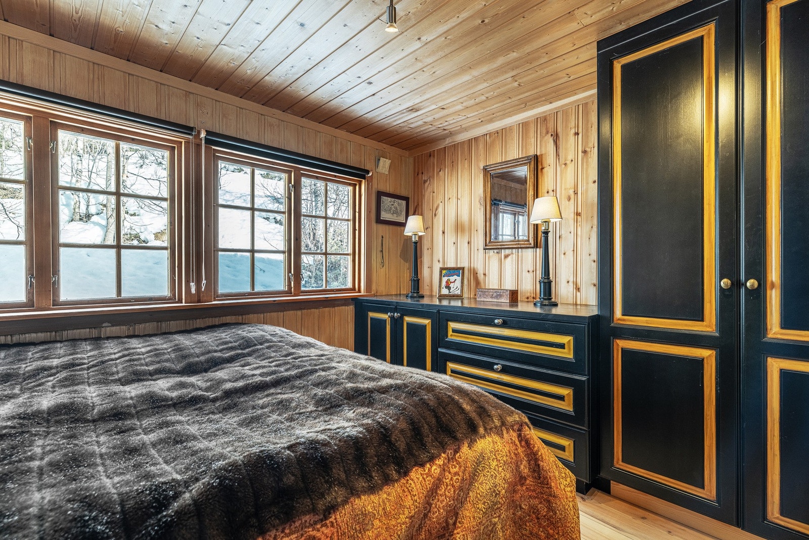 Hovedsoverom med plassbygget innredning. Galleribilde