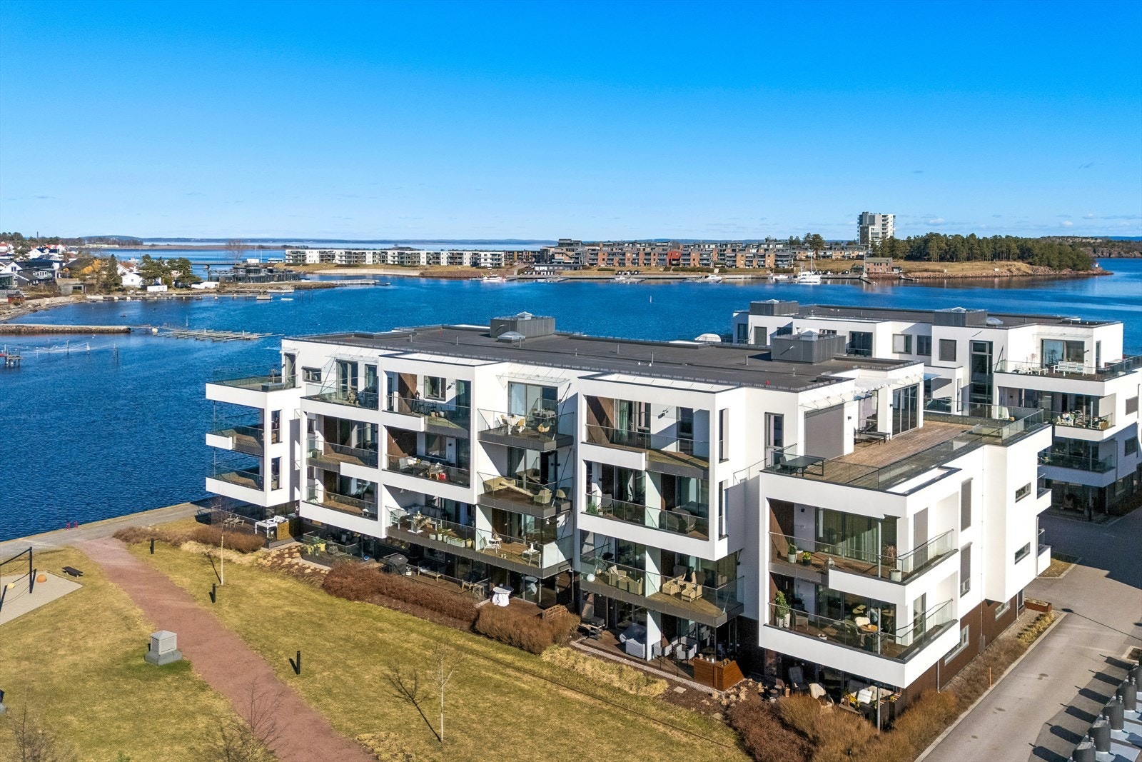 Beliggenheten på Husøy gir en unik kombinasjon av maritim ro og umiddelbar nærhet til sjøen. Galleribilde