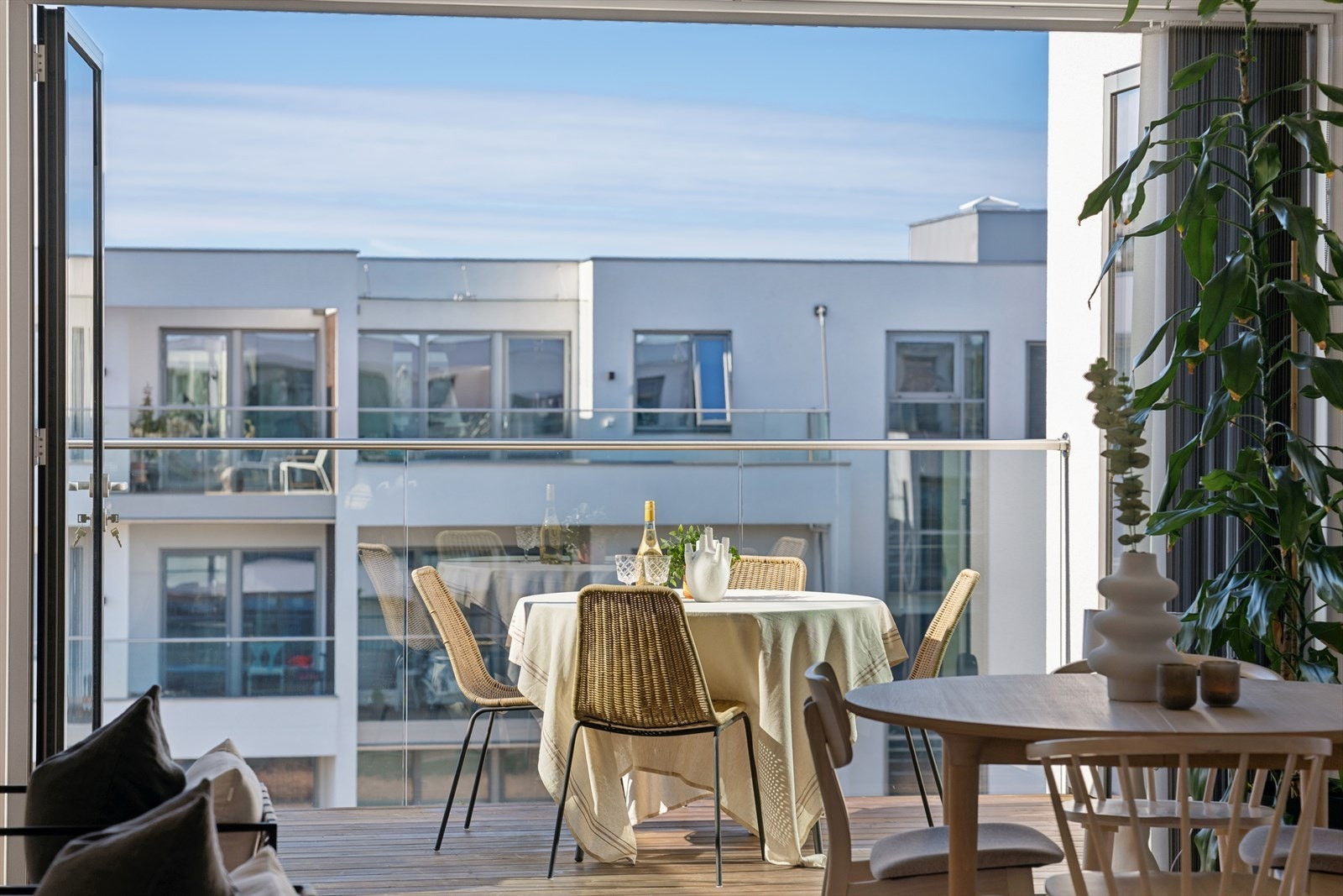Leiligheten har to balkonger på til sammen 20 m², som utvider leilighetens sosiale arealer. Galleribilde