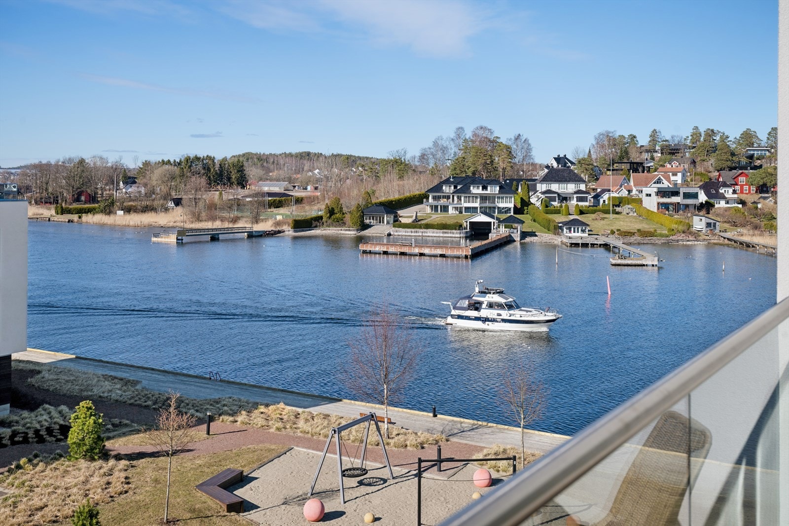 Her bor du i et veletablert nabolag med umiddelbar nærhet til sjøen og maritime omgivelser. Galleribilde