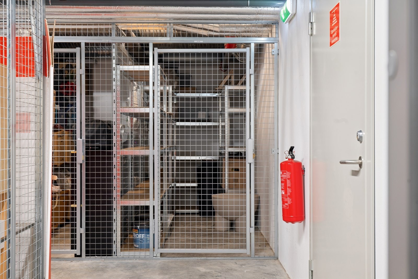 Leiligheten disponerer en ekstern bod på 5 m² i kjelleren, i tillegg til en innvendig bod på 3 m². Galleribilde