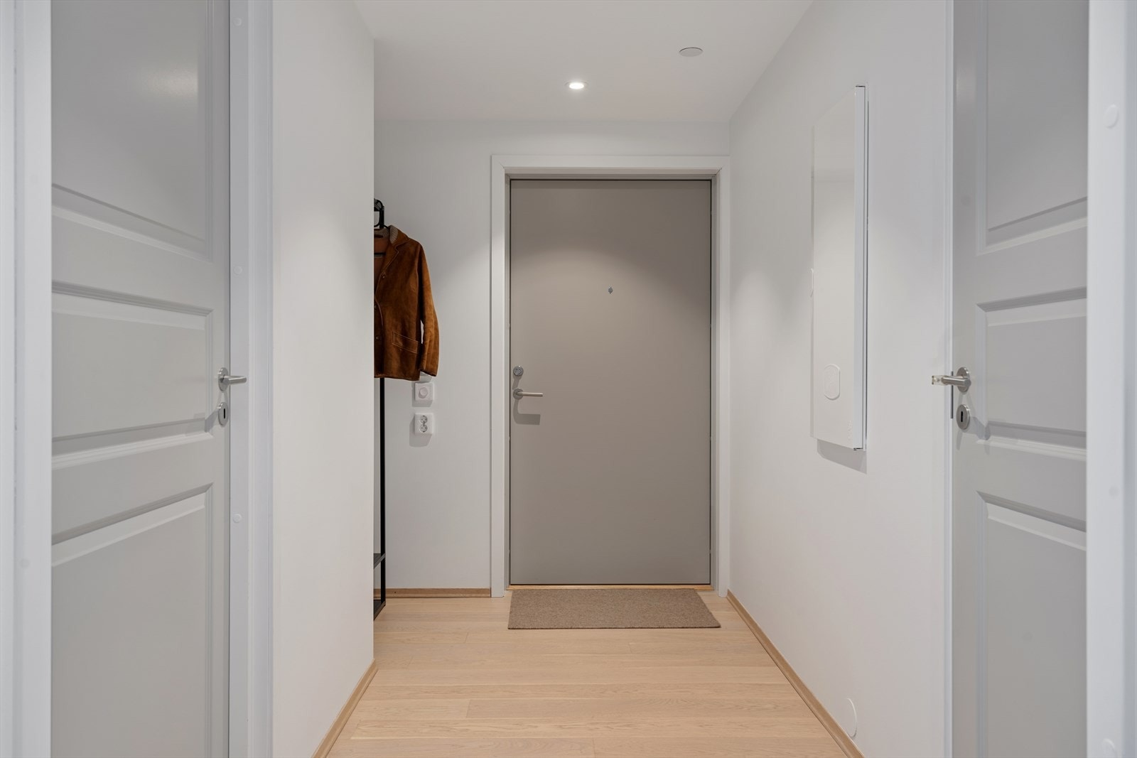 Entréen har plass til oppbevaring av yttertøy. Her er også leilighetens sikringsskap plassert. Galleribilde