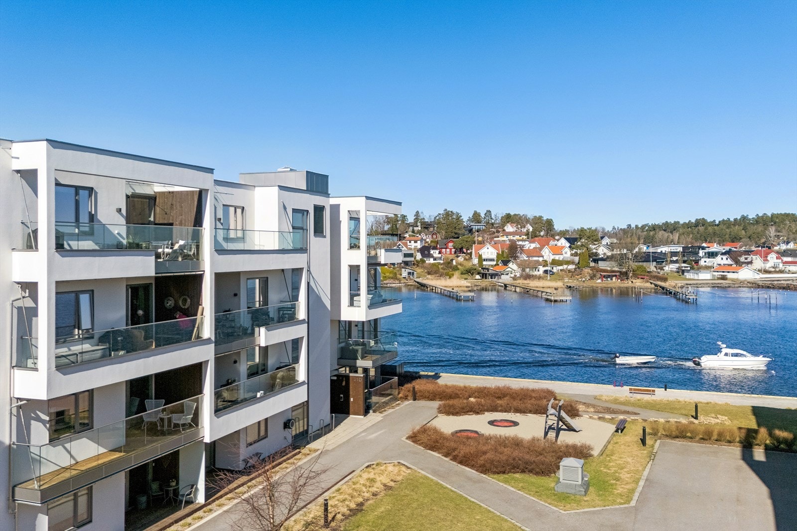 Bygget har felles brannvarslingsanlegg og overrislingsanlegg (sprinkler) for økt sikkerhet. Galleribilde