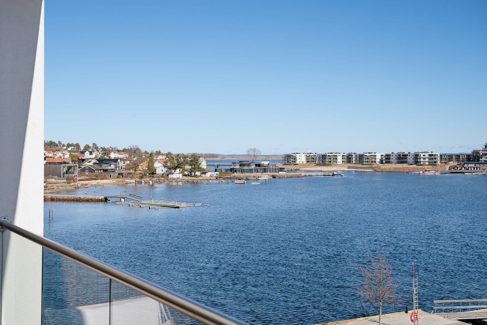 Nyt utsikten over vannet og det yrende båtlivet i Tønsbergs skjærgård. Galleribilde