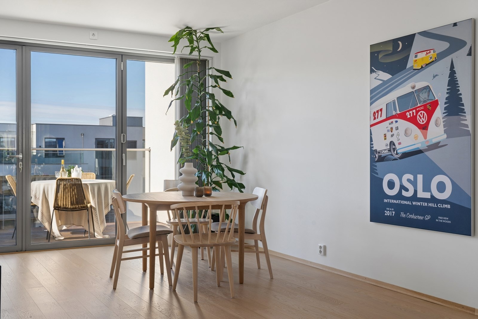 Spiseplassen er en naturlig del av den sosiale sonen, med direkte tilknytning til både kjøkken og balkong. Galleribilde