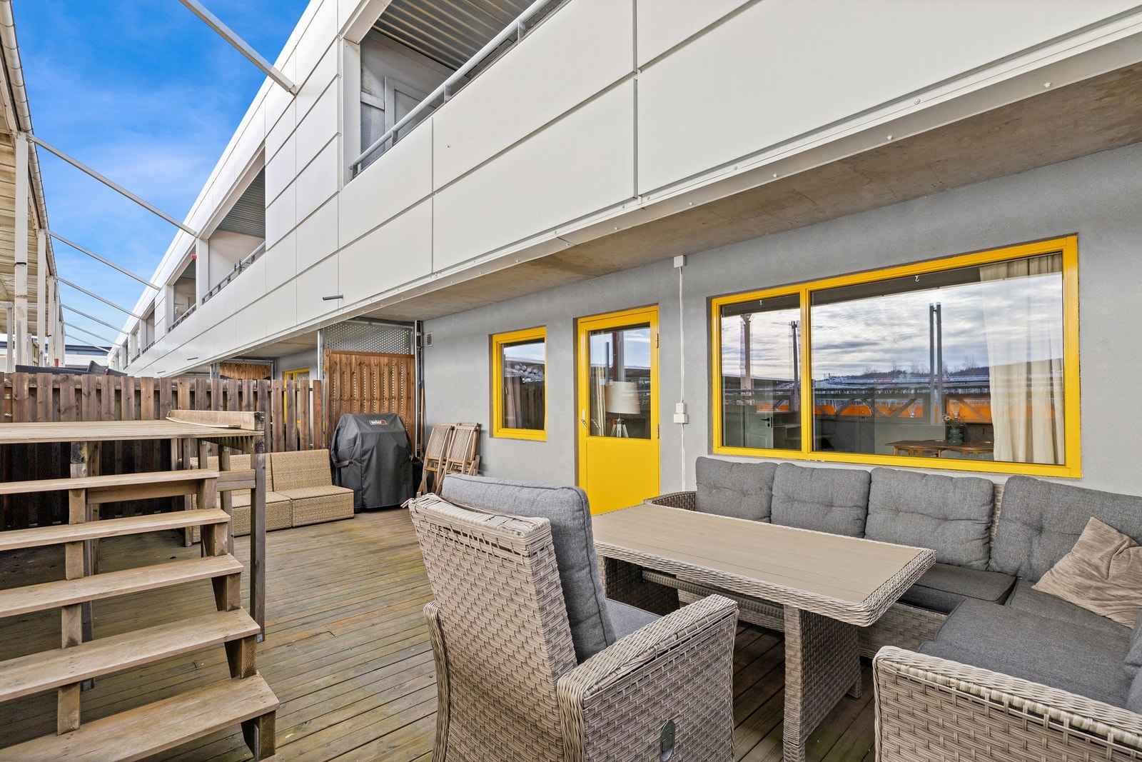 Fra stuen er det direkte utgang til den store terrassen via en malt balkongdør i tre. Galleribilde