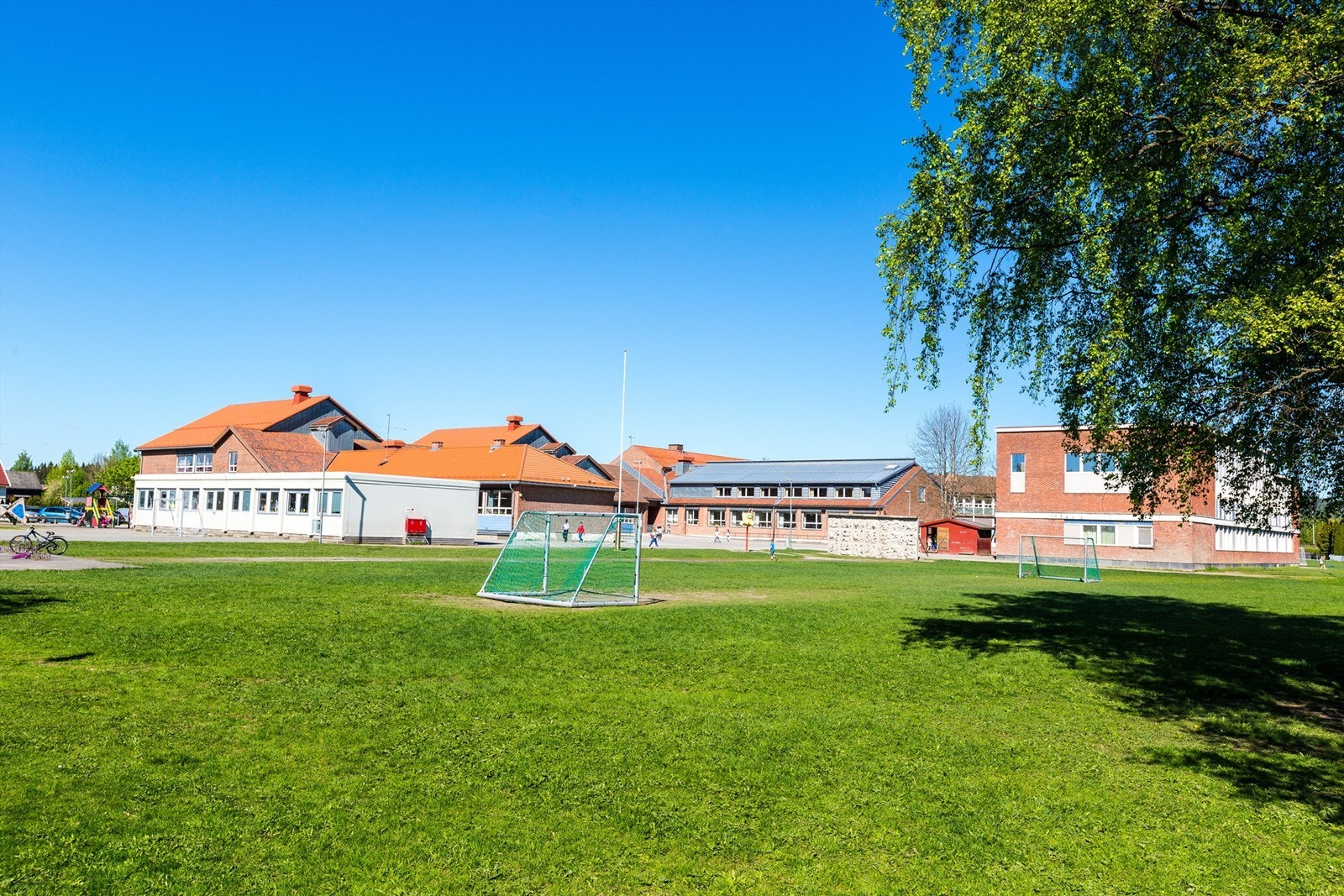 Det er gangavstand til flere skoler, blant annet Vigernes skole og Kjellervolla skole. Galleribilde